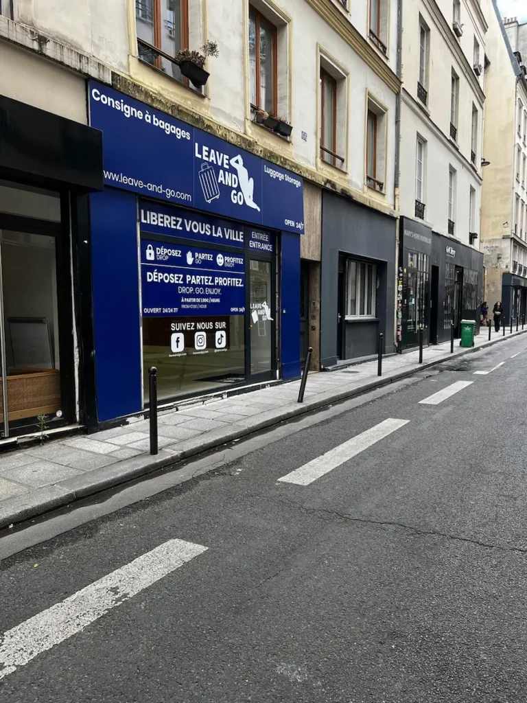 Devanture consigne bagages Leave and Go à Paris centre avec vitrine visible depuis la rue