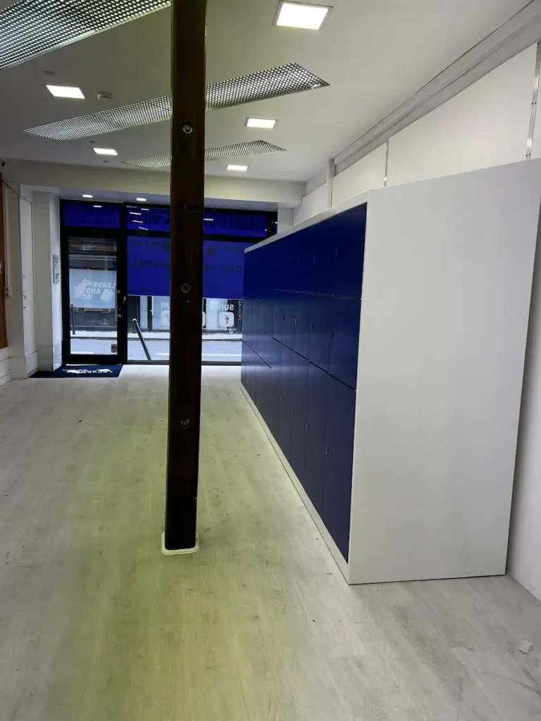 Espace intérieur consigne bagages à Paris avec casiers sécurisés et accès rapide depuis la rue