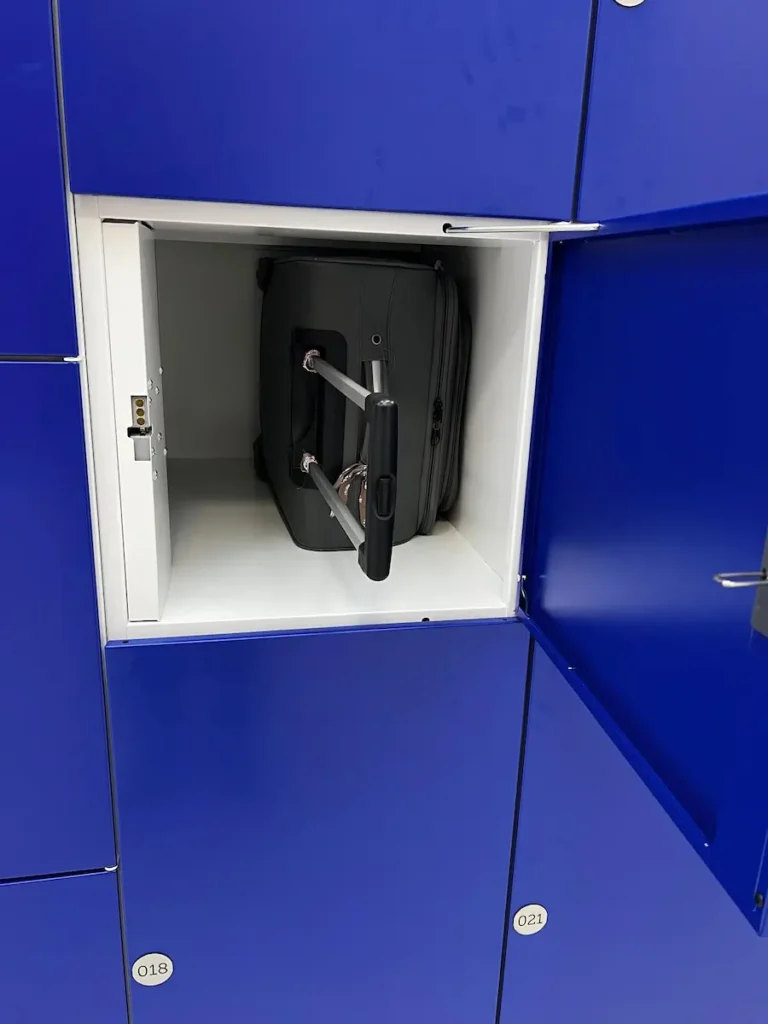 Valise cabine dans casier taille M en consigne bagages sécurisée à Paris